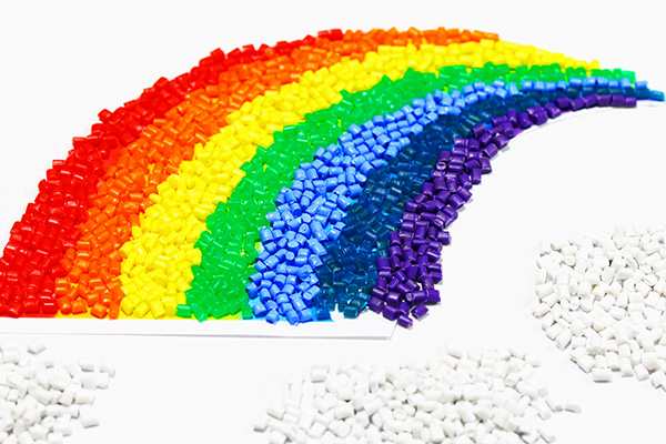 虹の形に並べたプラスチックペレット