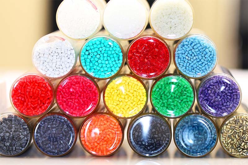 色とりどりのプラスチックペレット